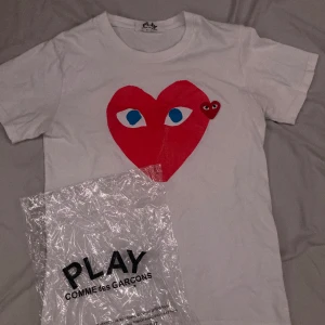 COMME des GARCONS tröja - Säljer denna CDG T-shirt. Den är i storlek M men sitter som en S. Priset är justerbart vid en snabb affär. Kontakta om du har frågor eller om du behöver fler bilder.