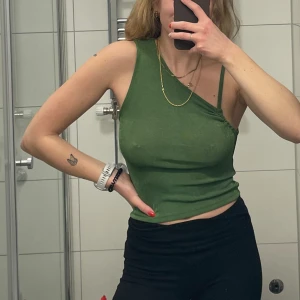 Topp från mango  - Jättefin grön topp från mango, endast testad och aldrig använd! 💘