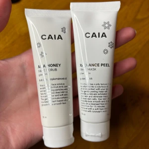 Caia Cosmetics hudvård - Caia Cosmetics Aha Honey Face Scrub och Radiance Peel Face Mask! Helt nya oöppnade aldrig använda! Storlek: 30 ml styck! Nypris tillsammans: 235!