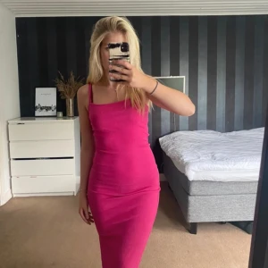 Rosa klänning - Superfin rosa klänning från new yorker, använd endast en gång! Väldigt skönt och stretchigt material som gör att den passar även om du brukar ha en större storlek. Säljer då den inte kommer till användning. Storlek 32