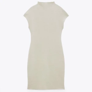 Klänning - Snygg klänning som passar till många olika tillfällen! Klänningen sitter nära kroppen, har en liten högre krage och är i stickat tyg. Nypris 299, använd 2-3 gånger 