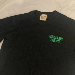 Gallery Department Tröja - Säljer denna tröja i storlek M men sitter väldigt oversized så passar nog L också. Säljer den för den knappt används längre av mig.