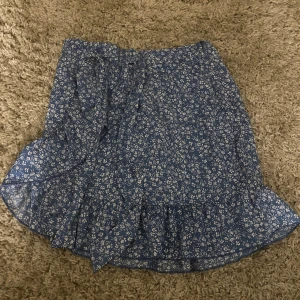 Kjol  - En jättefin blå kjol från Shein. Jättefint skick då jag bara använt den en gång💗finns en dragkedja på sidan som går att dra ner till halva kjolen💗