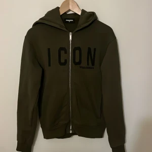 Dsquared2 Hoodie  - Säljer denna feta dsquared2 tröjan. Tröjan är grön och i storlek 16 i barn som motsvarar XS-S i vuxen storlek. Ny skick knappt använd inga defekter! Ny pris 1900 säljs nu för endast 649. Vid fler bilder, frågor eller funderingar hör av er på plick!😊
