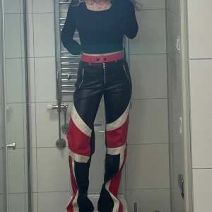 Mönstrad skinnbyxa - Helt oanvända, har något svart märke på benet som varit där sen jag köpte dom.💘