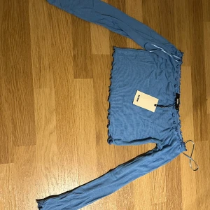 Croppad off shoulder topp - Blå croppad off shoulder topp från Bikbok, storlek XS. Oanvänd! 
