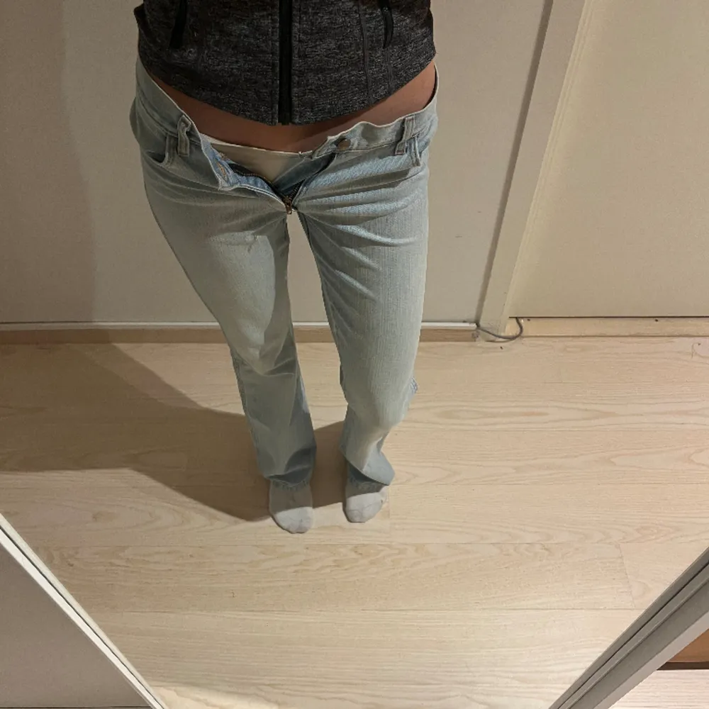 Jättesnygga Low waist jeans, i storlek 28/34💗. Jeans & Byxor.