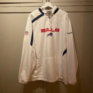 Pullover  - Snygg Reebok on Field NFL BILLS Wind breaker pullover!! 💓💓