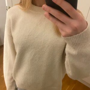Stickad tröja - Stickad tröja från hm. Lite nopprig där av priset💗