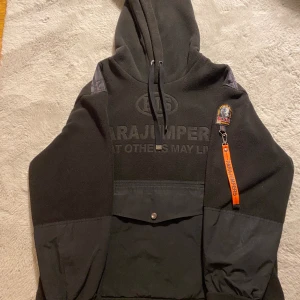 Parajumper jacka - Storlek large men är som en medium.  Använd endast fyra gånger.  Äkta.  Kostar 4500 ny.  