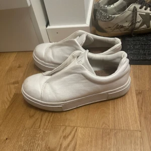 Vita eytys skor - Väl omhändertagna eytys som jag säljer åt min vän! Väldigt snygga nu till våren. Priset går att diskutera🥰 
