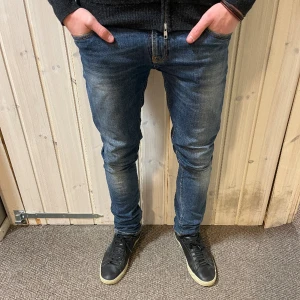 Nudie Jeans Tight Long John - Nudie Jeans | Storlek 31/34 | Modell Tight Long John | Skick 9/10 | Modellen på bilden är 182cm och bär vanligtvis 32/32!