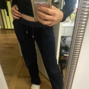 Juciy couture byxor  - Säljer mina mörk blåa juicy byxor för att jag inte använder de längre. Byxorna är i ett jätte fint skick utan några defekter ❤️Kan gå ner i pris genom snabb affär ❤️❤️