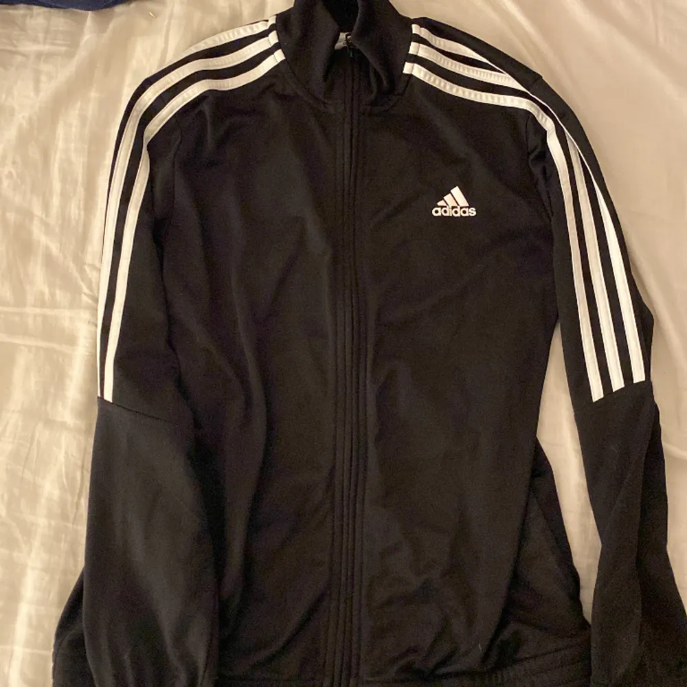 Fet svart adidas tröja, tryck gärna p köp nu. Hoodies.