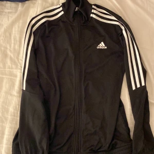 Adidas tröja  - Fet svart adidas tröja, tryck gärna p köp nu