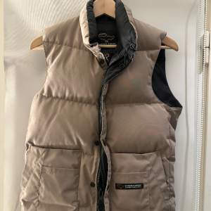 Canada goose väst! I stl xs Beige Knappt använd! Fint skick 