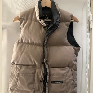 Väst  - Canada goose väst! I stl xs Beige Knappt använd! Fint skick 