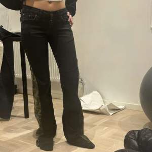 Remake Militär jeans lågmidjade och bootcut Midja-70cm Inerben-81cm 