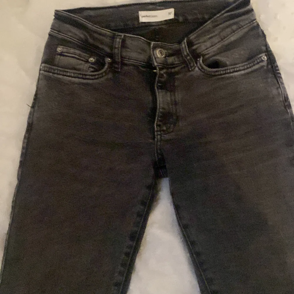 Snygga gråa lågmidiade jeans. Säljer på grund av att de är för små i midjan.. Jeans & Byxor.