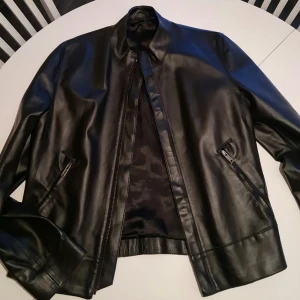 Filippa K skinjacka - Filippa K skinjacka i storlek 50 Fin kvalite 9/10