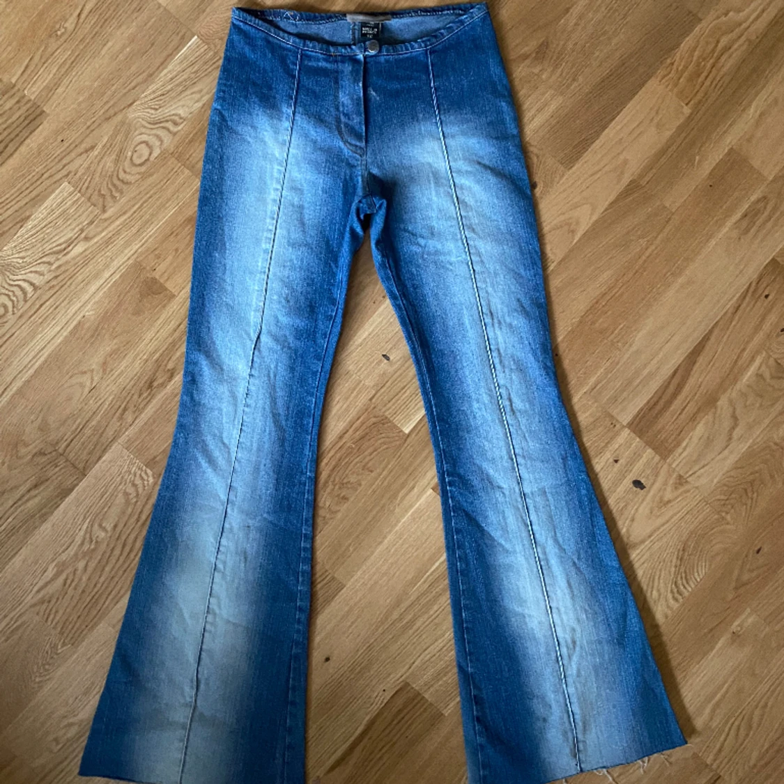 Utsvängda jeans byxor y2k