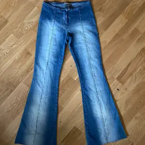 Jätte snygga retro jeans från 2000 talet. Stretchiga, strl xs-s. mått: Midja-66 cm, Stuss(över rumpan)-92 cm, innerbenslängd-80 cm. I fint skick, se bilder för egen bedömning! Kan mötas upp i centrala stockholm💞 
