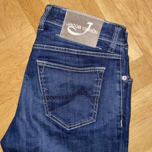 Extremt snygga Jacob Cohen jeans i sjukt bra skick! De är i storlek 32/32 men sitter som 30/32. Skick 9.5/10 Nypris 4200kr 