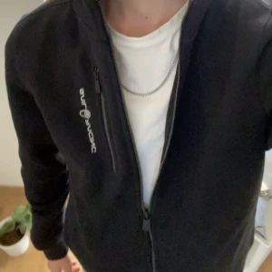Sail racing Zip hoodie - Använd några gånger men ändå i ganska bra skick. Nypris 1500kr! Tveka inte om att höra av dig vid frågor!