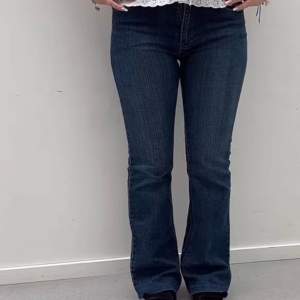 Säljer dess snygga lågmidjade jeans eftersom dom tyvärr inte passar längre 