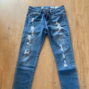 Blåa jeans från Tommy hilfiger som har en slim fit men är väldigt streatchiga och sköna på! W30L32! Skriv för fler bilder☺️nypris 1799kr