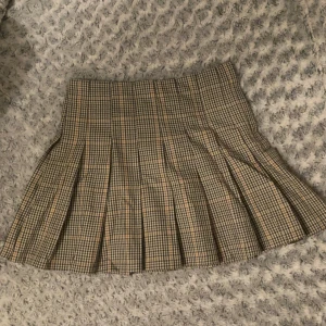 Brun rutig kjol, H&M - Söt veckad kjol i storlek 36 (S) Använd några gånger men har inga skador eller fläckar/ är som ny