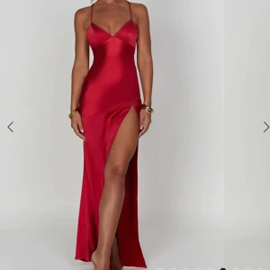Röd satinklänning - Jättefin röd satinklänning från babyboo. Superfin som balklänning. Storlek S💕