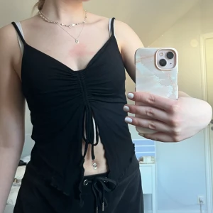 Linne  - Linne med ”slits” framtill och knytning, använd endast nån gång!