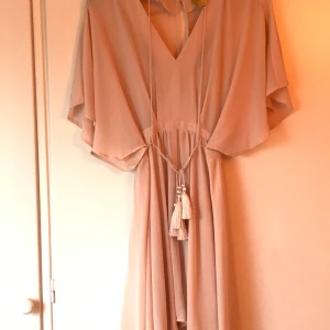 Så himla fin puderrosa klänning - Så himla fin puderrosa klänning strl S från HM