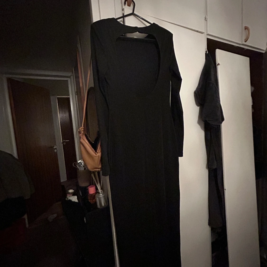 Svart långklänning med öppen rygg och slits bak  - 90