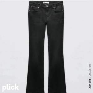 Söker dem här low rise bootcut jeansen i svart från Zara i storlek 32, 34 kanske fungerar🩷🩷kan betala bra