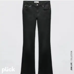 Söker dem här low rise bootcut jeansen i svart från Zara i storlek 32, 34 kanske fungerar🩷🩷kan betala bra