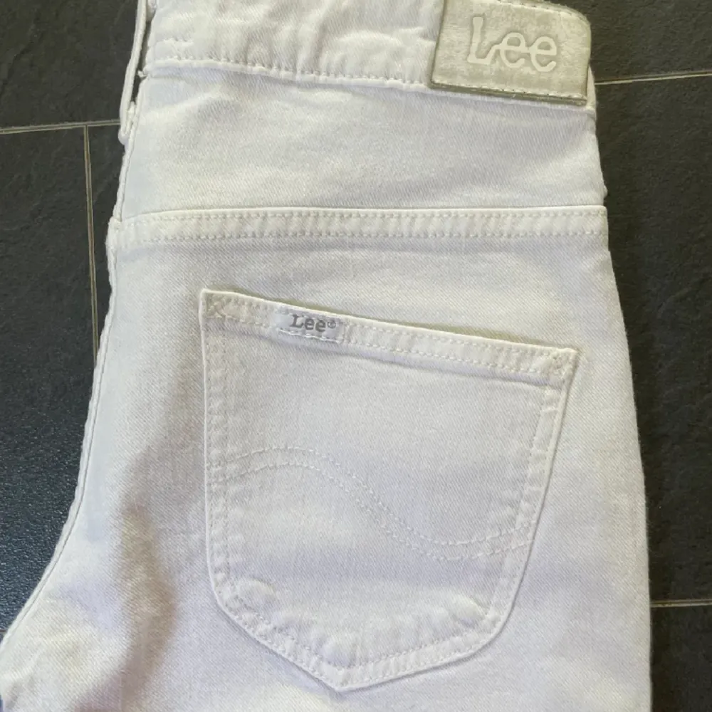 Vita jeans från Lee  Mycket fint skick  Storlek /11år  Midjemått 68 cm. Jeans & Byxor.