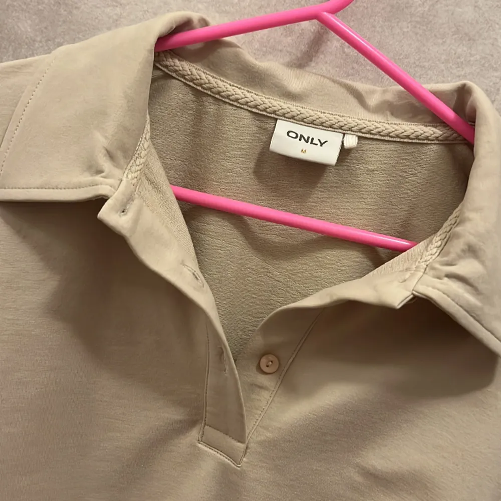 Beige tröja i storlek M från märket Only till salu! Jag använde den bara en gång men tyckte att den inte passade mig, så den är i utmärkt skick och redo för en ny ägare att njuta av den.. Tröjor & Koftor.