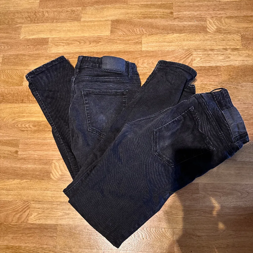 Svarta slimfit byxor.  Dressmann Storlek 48  300kr/st eller 550kr för båda . Jeans & Byxor.