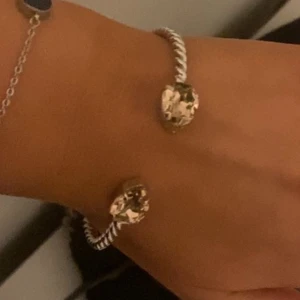 Caroline Swedbom Armband - Säljer detta armband från Caroline Swedbom  Färgen på stenen ser mer beige ut på bild men den är ganska ljusrosa egentligen Nypris 795kr Fint skick, använt få antal gånger