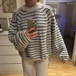 Randig oversized tröja - Stickad tröja med ballongärm. Oversized i passform. Använd men i gott skick! 