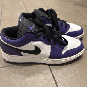 Air Jordan 1 Purple - Säljer då de inte kommit till användning på ca två år! Vet inte vad det är för fel på bildkvaliteten, kan fixa bättre bilder om så önskas. 🩷