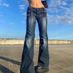 Low wasted flare jeans - Y2K vintage low waisted flare jeans! Jag är 164 och den passar mig perfekt! Den är använd i så fåtaliga gånger.. men kommer inte till användning längre 😓Skulle säga den är s-m men mer s😽 dm mig om ni undrar något eller vill ha fler bilder 🤗🫶🏽