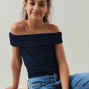 Off shoulder topp - Säljer denna fina topp från Gina tricot då den inte kommer till användning. Original pris: 220kr 