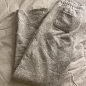 Mjukisbyxor  - Säljer ett till par av mina mjukisbyxor ifrån lager 157, väll använda men inga defekter på dom. Dessa är i strl S men passar även M. Fickor både fram och bak. Köpta för 150