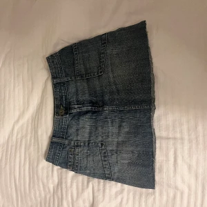 Jeanskjol  - Super snygg jeanskjol som har snygga detaljer❤️❤️