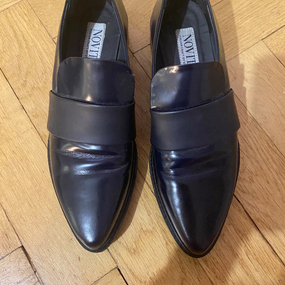 Glansiga snygga skinnloafers från Novita Italian craft by Viozzi. Har klistrat på kuddar vid hälen då skorna är för stora pả mig, men du kan ta bort dem om du inte vill ha dem. I använt bra skick. Några skavanker, gångveck, repor förekommer.. Skor.