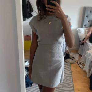 Så snygg ljusgrå stickad klänning med intagen midja🤍Aldrig använd