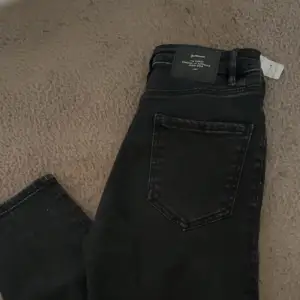 Svarta fina jeans köpta för ca 300 kr. Knappt använda. 